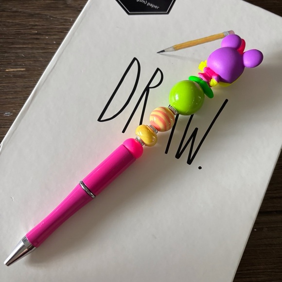 Disney Doorables: Mickey Mouse & Friends: Minnie Mouse handmade beaded pen - Picture 3 of 3